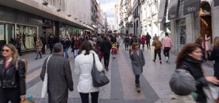 La confianza de los consumidores se retrae un punto y medio en febrero